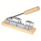 Pähklipurustaja terasest puidust alusel