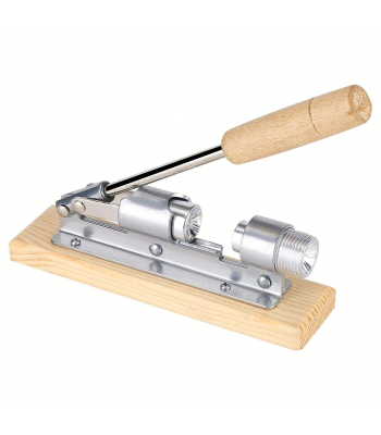 Pähklipurustaja terasest puidust alusel