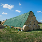 Kaitsev agrokiud põhuhunnikute ja heinakuhjade katmiseks, 140 g/m², 9,8 × 12,5 m