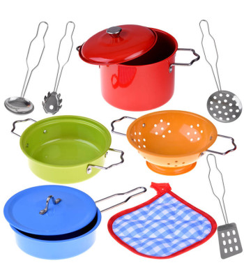 Värvitud potid väikesele kokale