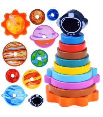 Puidust kosmoseteemaline püramiiditorn