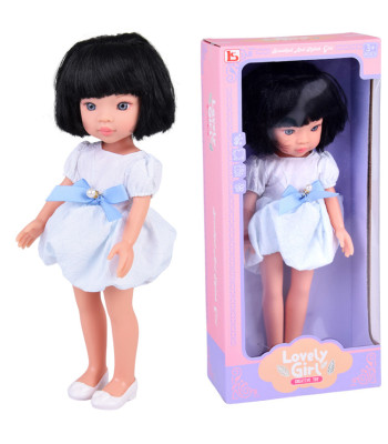 Lovely Girl Nukk mustade lühikeste juustega valges kleidis 33cm ZA5850