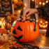 Halloweeni kõrvitsakujuline maiustusämber kaane ja sangaga, 16 cm