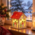 Puidust jõulumaja LED-latern ja rippuv kuuseehe lumemotiiviga, 9 cm