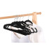Mustad libisemiskindlad sametkattega riidepuud, 20 tk
