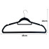 Mustad libisemiskindlad sametkattega riidepuud, 20 tk